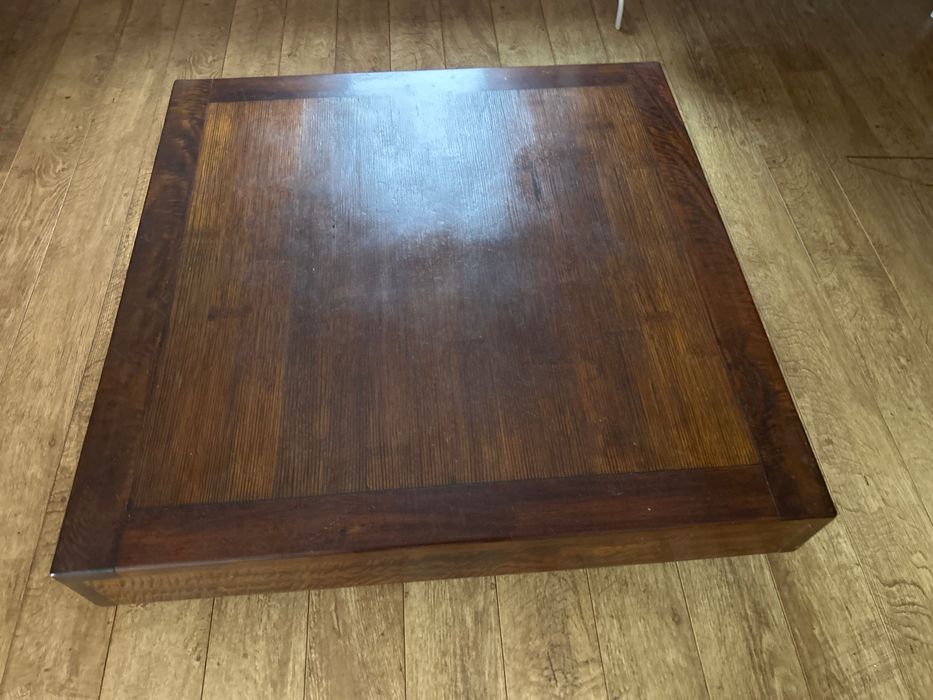 Mesa de centro quadrada de sala