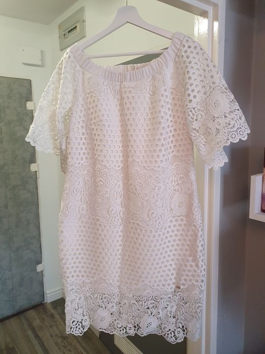 Sukienka koronkowa biała na różne okacje