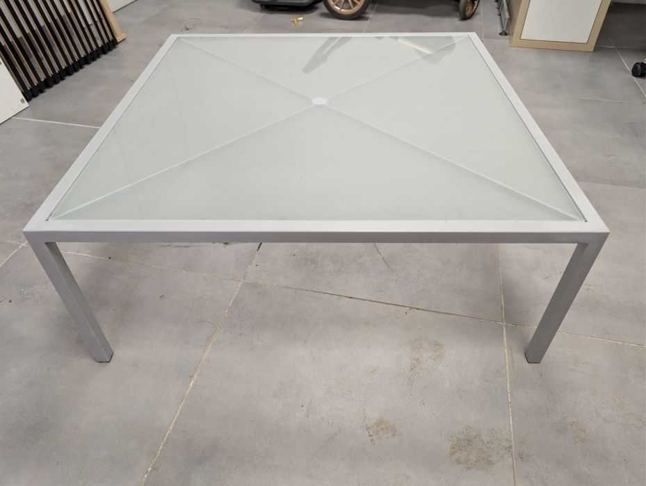 Nowoczesny stolik kawowy szklany – biały, minimalistyczny design