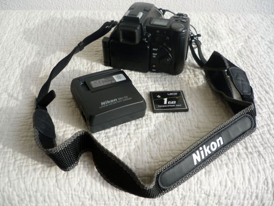 Máquina Fotográfica Digital NIKON CoolPix 8700