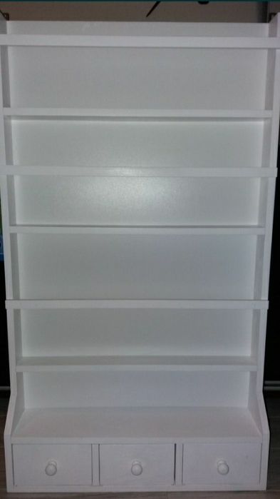 Wisząca półka na książki w stylu skandynawskim