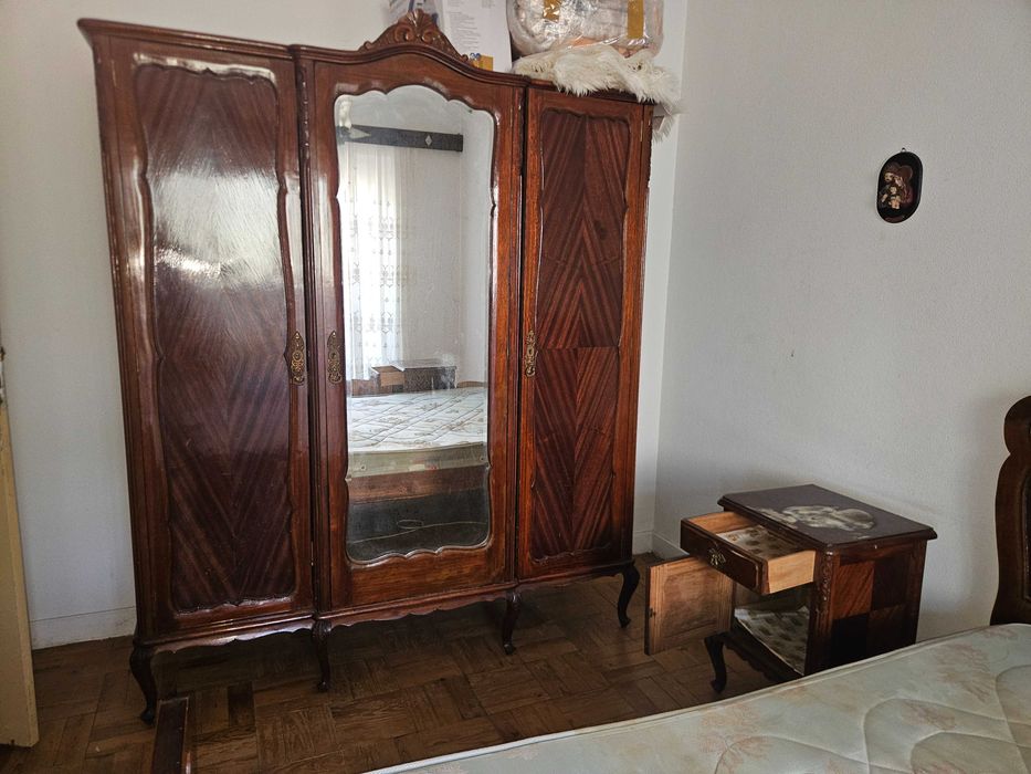 Quarto Completo Clássico em Madeira Maciça | Cama, Roupeiro, Cómoda, Toucador e Mesas de Cabeceira