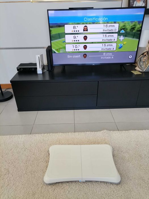 Vendo Nintendo Wii + balança + jogo Wii Fit