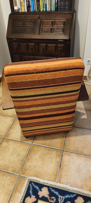 Poltrona em tecido com almofada