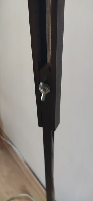 Piękna stylowa lampa na statywie