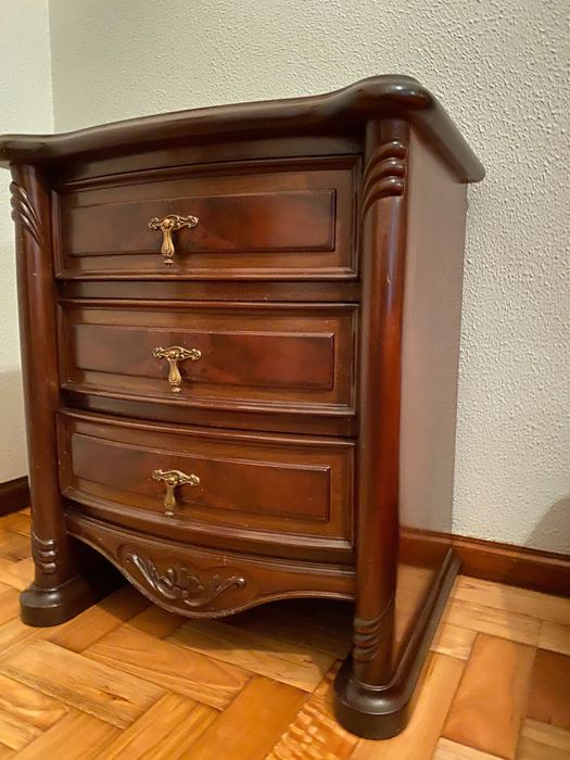 Quarto completo com 2 mesas de cabeceira, cama e móvel