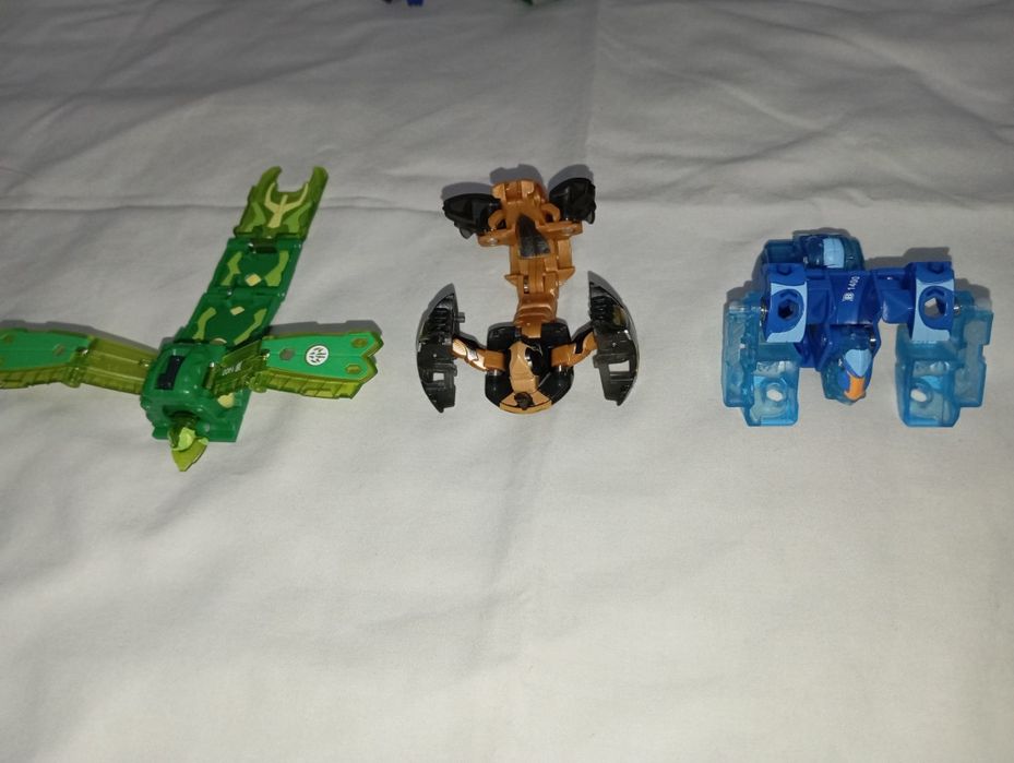 Pack Bakugan - 23 Bakugan + 1 Grande + Cartas de jogo
