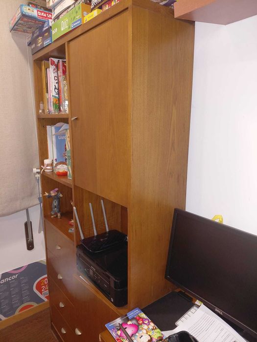 Cama dupla com colchões e estante para quarto de crianças