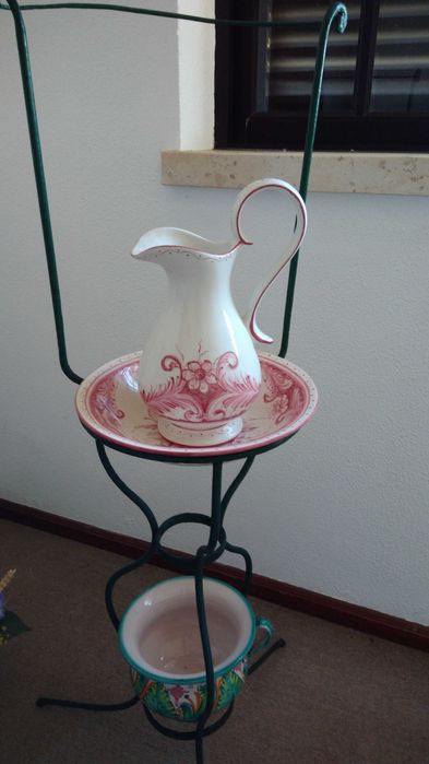 Lavatório antigo pintado de verde escuro