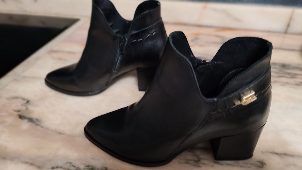 Botim preto com tacão