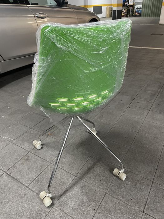 Cadeira de escritorio em acrilico