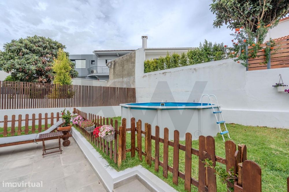 Moradia T3 Remodelada com Jardim, Terraço e Garagem em São Domingos de