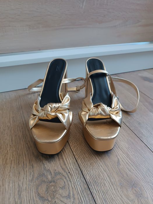 Złote sandały na obcasie