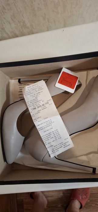 Женские кожаные туфли на каблуке, Braska, p.39, т.25 см, новые