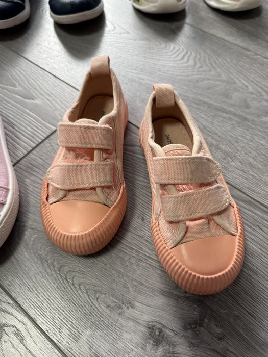 Кеди, кросівки, сандалі для дівчаток.