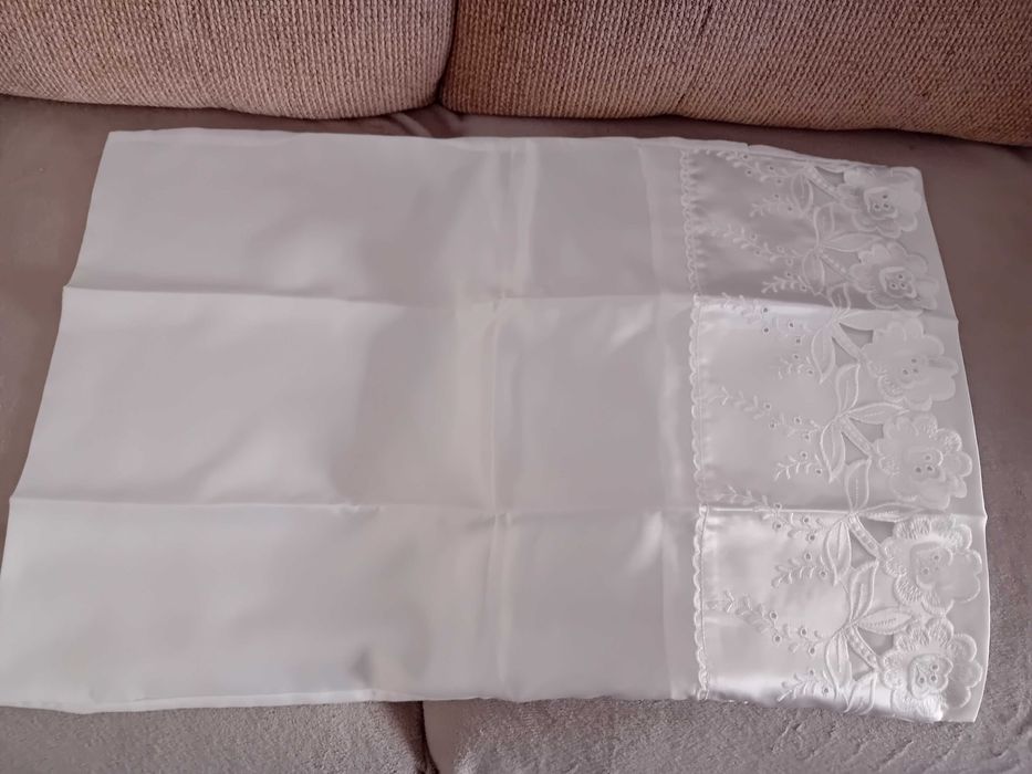 Lençois brancos, de cama de casal, de cetim.