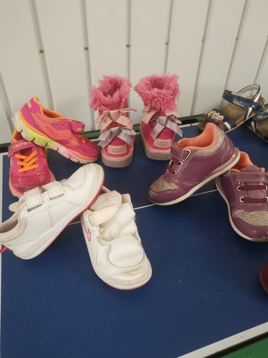 Selling a batch of girls' shoes