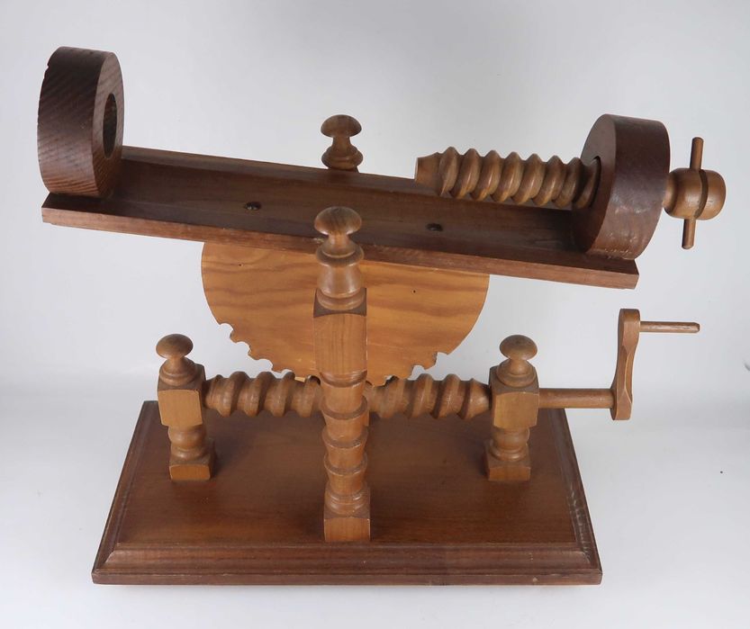 Decantador antigo em madeira