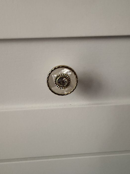 Nowe uchwyty do mebli biało-złote z cyrkonią