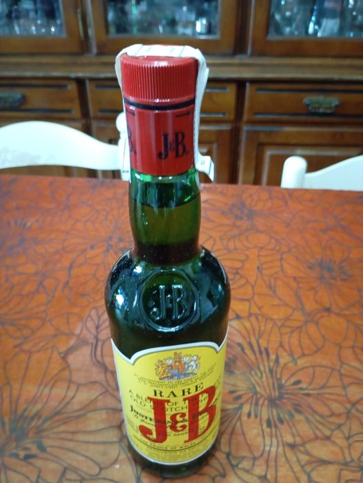 Vendo esta garrafa do wsice muita bonita bom estado