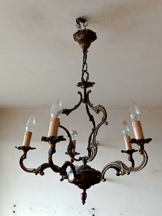 Stylowy stary mosiężny żyrandol pięcioramienny