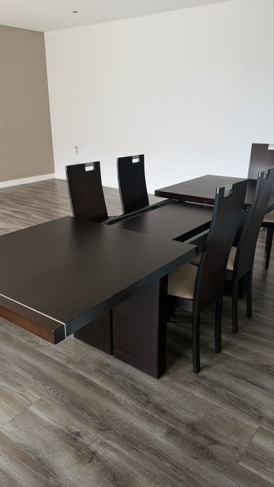 uma mesa dobrável e seis cadeiras