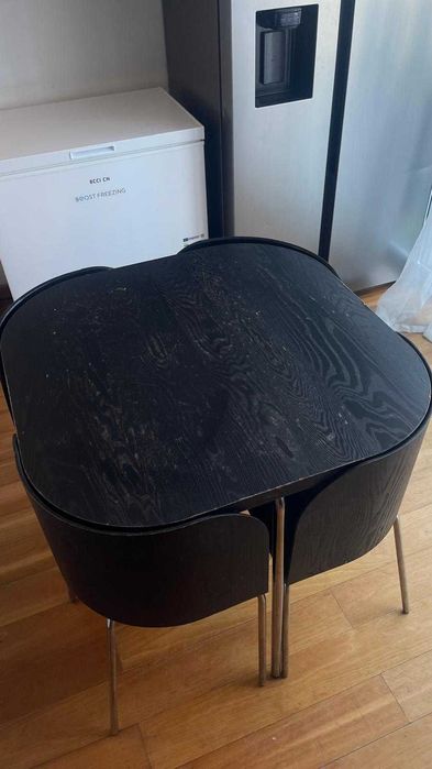 Mesa compacta de cozinha  preta com 4 cadeiras