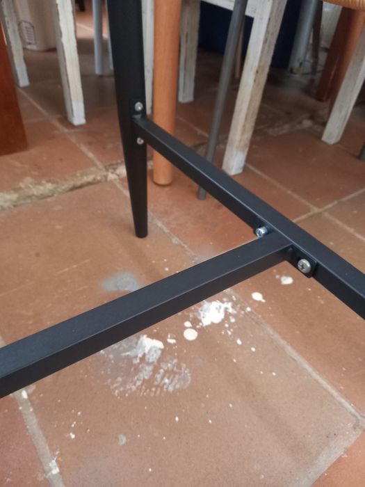 Mesa alta de bar em madeira e ferro