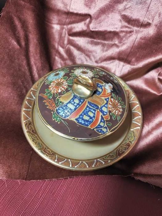 Manteigueira de porcelana oriental, estilo Satsuma, pintada à mão
