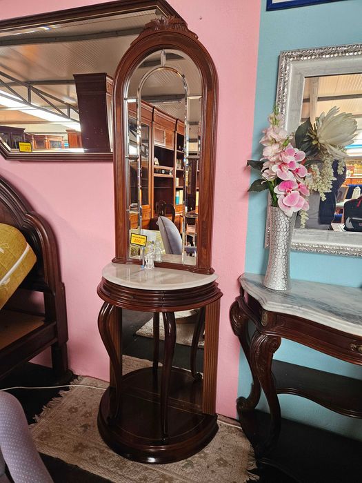 Consola em madeira, tampo em pedra e fundo em