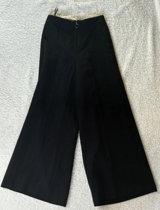 czarne eleganckie spodnie z szeroka nogawką