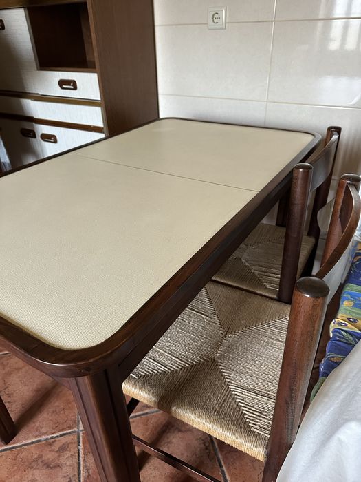 Mesa de cozinha e 4 cadeiras