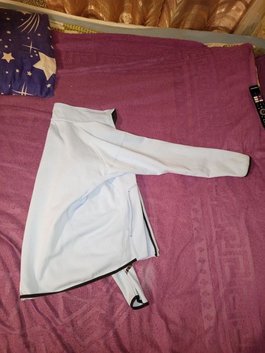 Продам кофту з вирваним замком