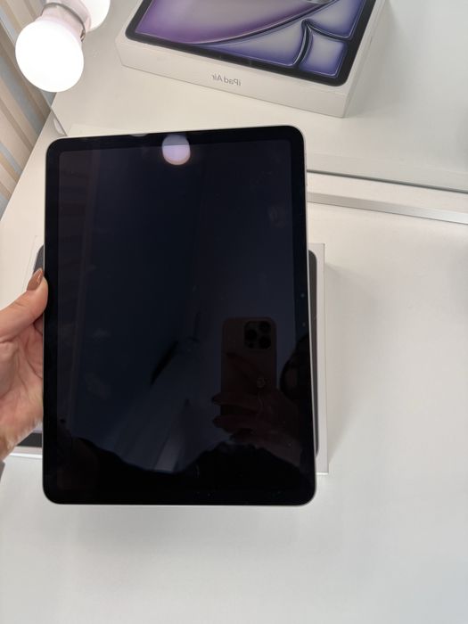 iPad Air 11, 128 GB + Case with Keyboard and Stylus64738747582723124