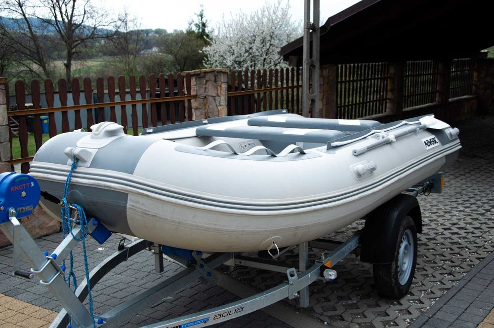 Ponton Maweric  silnikiem i przyczepą