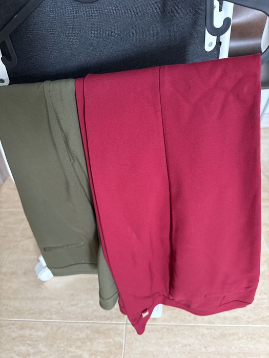 2 pares  de calças verdes e vermelhas tamanho M.