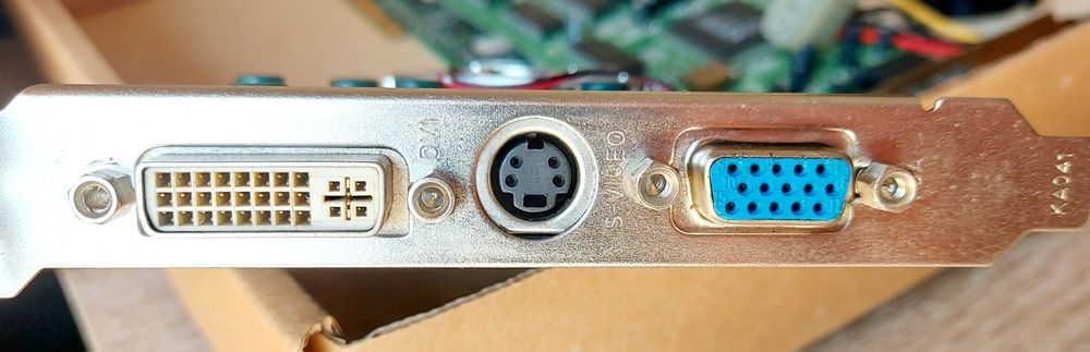 Placa gráfica NVIDIA GeForce FX 5600 XT GPU