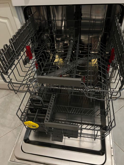 Máquina de Lavar Louça Whirlpool 6º Sentido – Excelente estado.