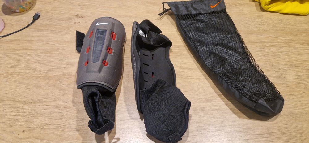 Ochraniacze piłkarskie NIKE roz. L