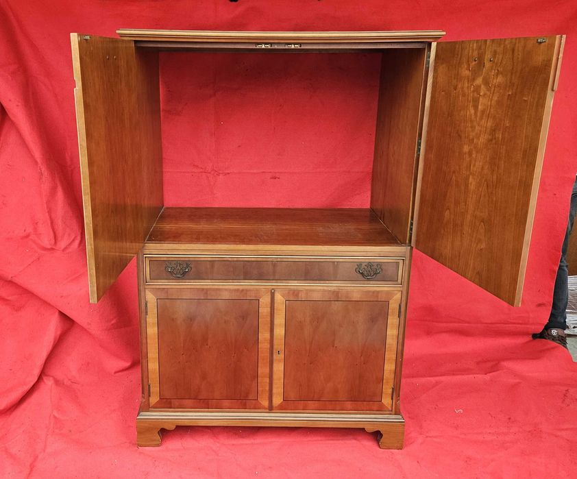 Móvel para televisão fechado