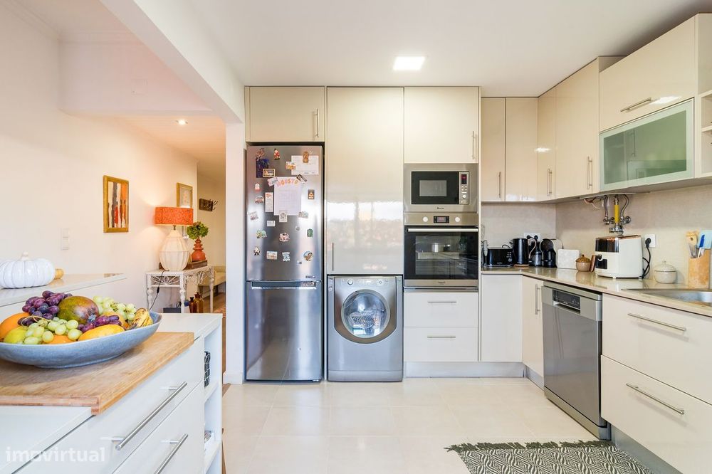 Apartamento T3 em Massamá Norte com terraço