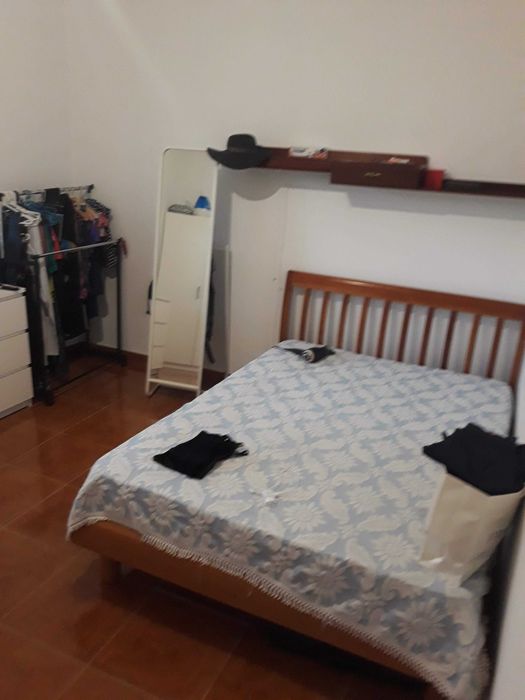 Quarto com cama de casal e vista para o Tejo
