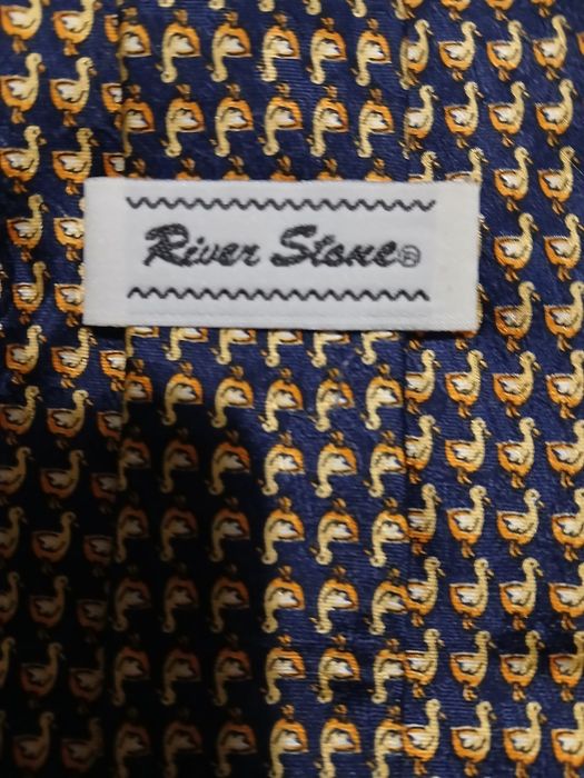 Gravatas de várias cores