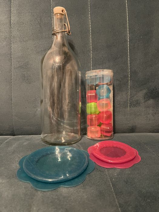 Zestaw rzeczy z pepco- butelka, kostki do zamrażania, gumowe pokrywki