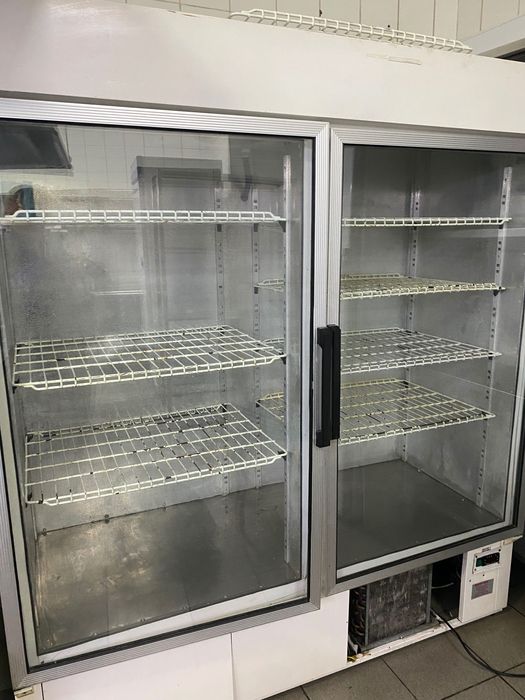 Великий промисловий холодильник