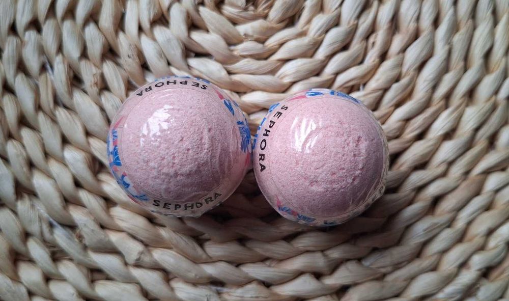 Dwie musujące kule do kąpieli Kwiat bawełny Sephora kosmetyk wegański