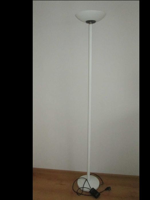 Lampa podłogowa z funkcją ściemniania