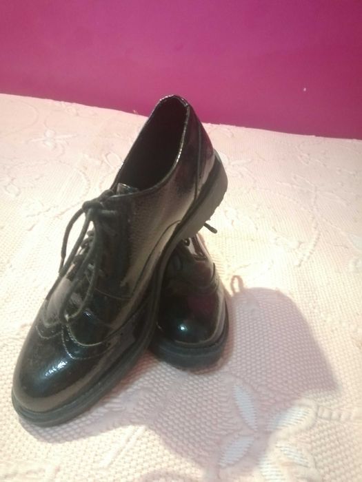 Sapatos de verniz