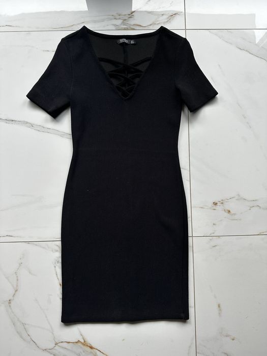 Czarna sukienka Bershka