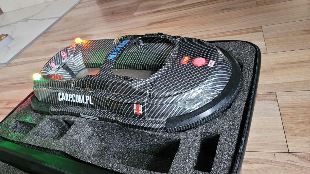 Łódka zanętowa Boatman Vulcan Carbon + Echosonda SN4 - GPS